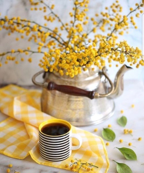 Стол в цветущем саду