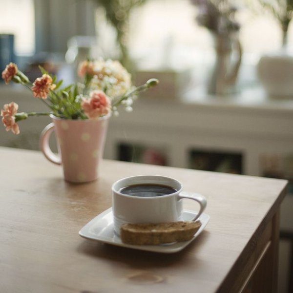 Цветы и кофе с добрым утром