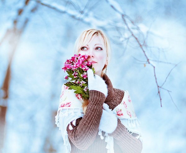 Фотосессия зимой с цветами