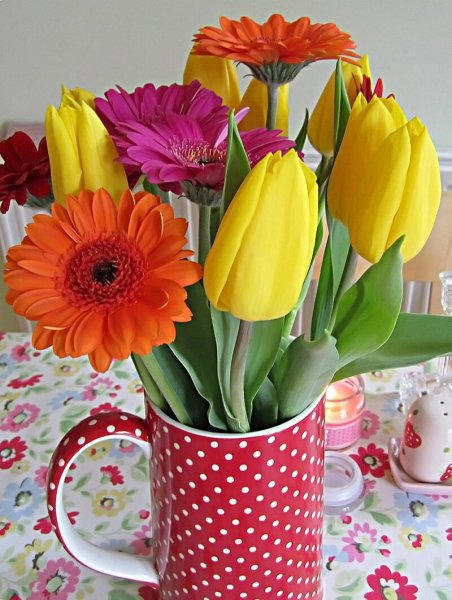Букет тюльпанов в вазе доброе утро