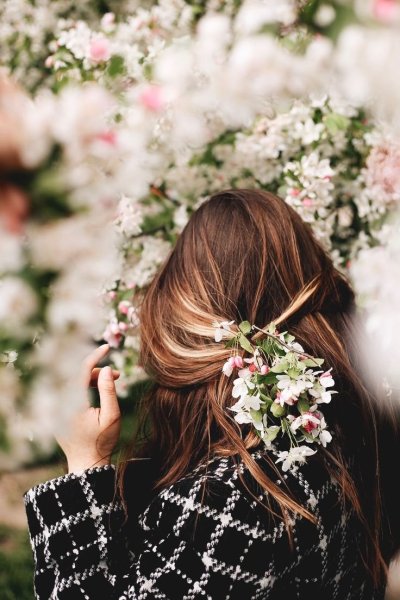 Девушка с цветами