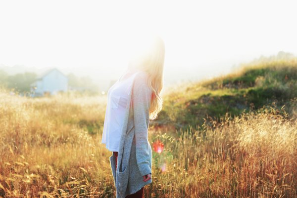 Девушка блондинка со спины