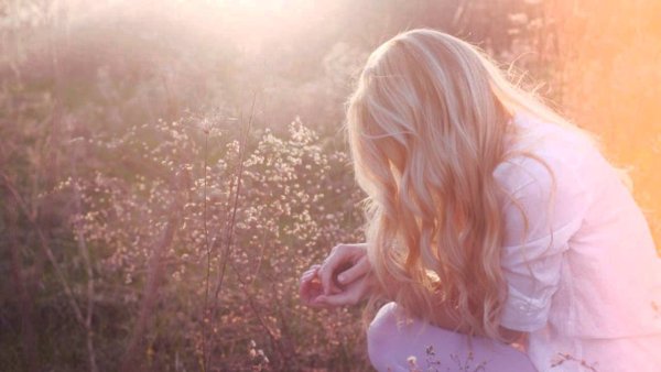 Счастливая женщина со спины