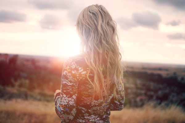 Блондинистые волосы со спины