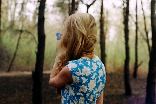 Девушка в поле из цветов