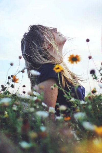 Счастливая блондинка со спины