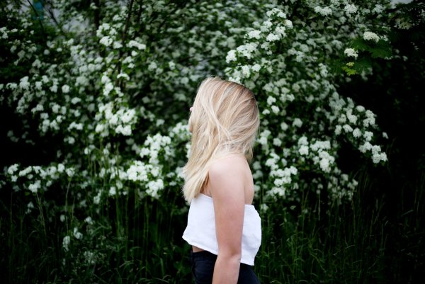 Блондинка в Красном платье