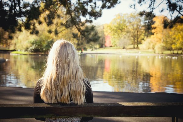 Женщина с цветами со спины