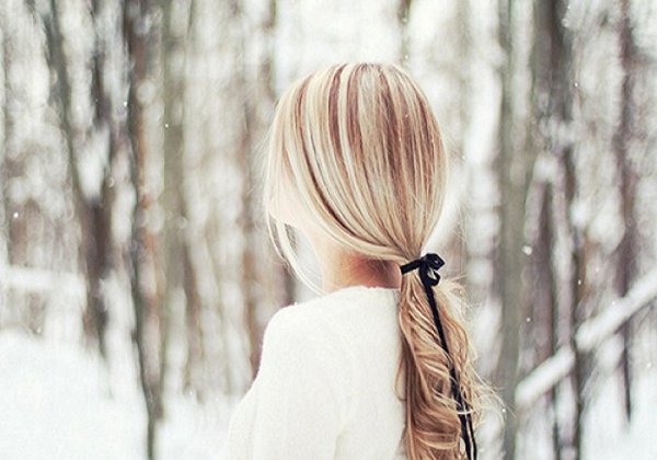 Девушка блондинка со спины