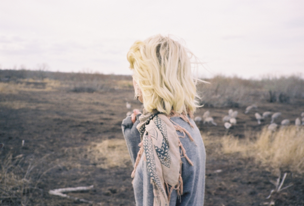 Девушка в поле с цветами