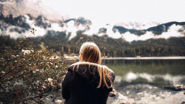 Блондинка в цветах со спины