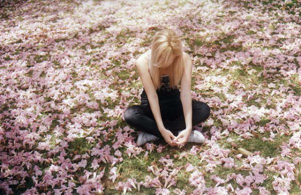 Блондинка в шляпе без лица