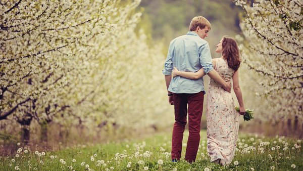 Влюбленные в цветущем саду