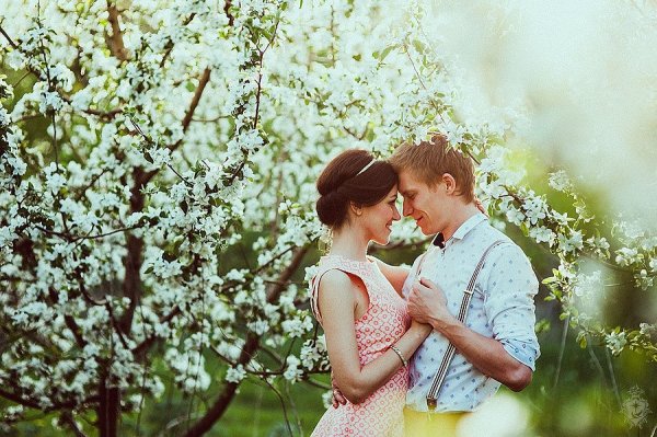 Любовь в цветущем саду