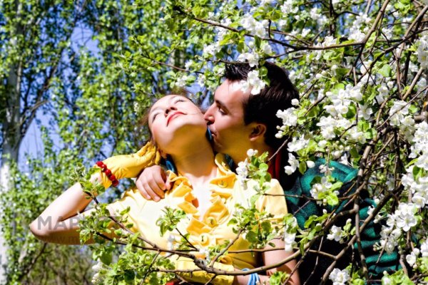 Влюбленные под черемухой ...