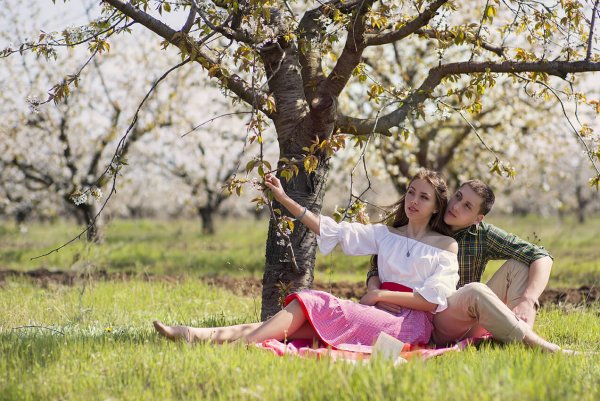 Парень и девушка в цветущем саду