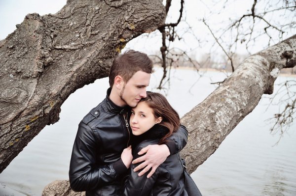 Парень с девушкой весной