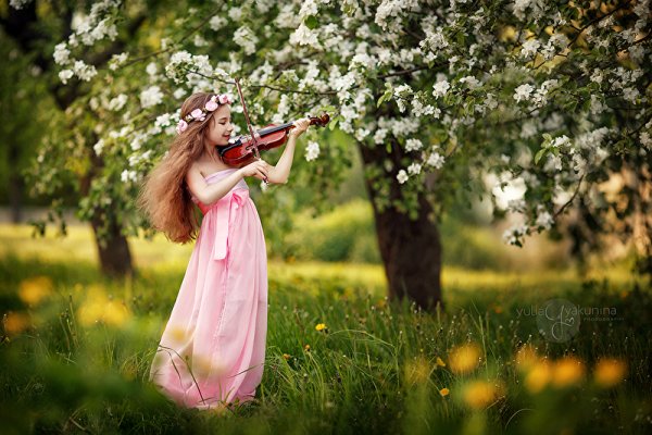 Фотосессия со скрипкой в цветущих садах