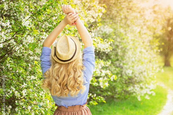 Рыжая девушка с цветами