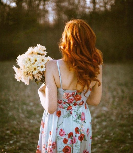 Женская спина в цветах