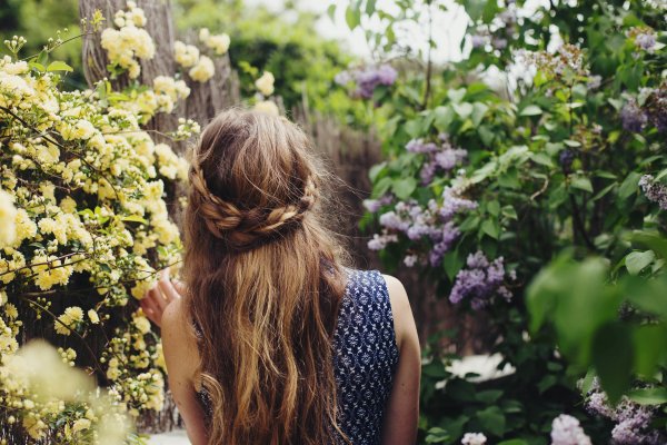 Девушка весной со спины