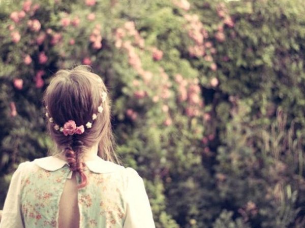 Брюнетки с цветами в волосах