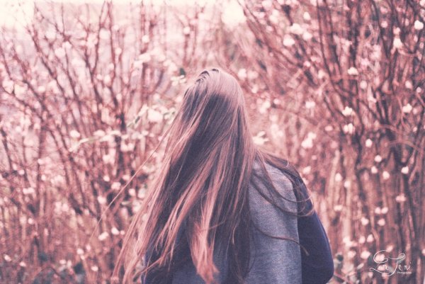 Девушка с цветами со спины