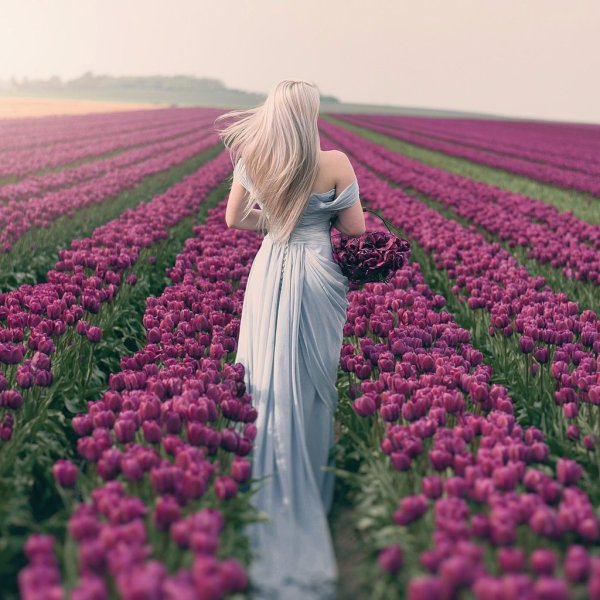 Девушка весной со спины