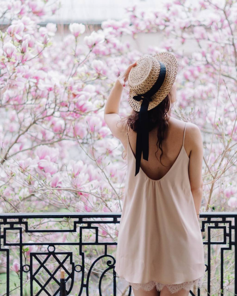 Девушка брюнетка с каре со спины с цветами