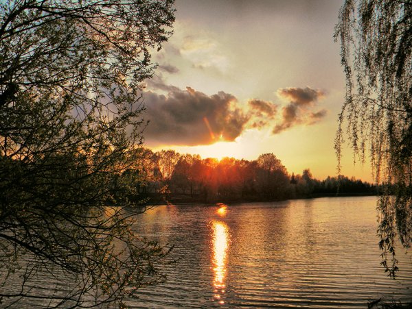 Красивый весенний закат