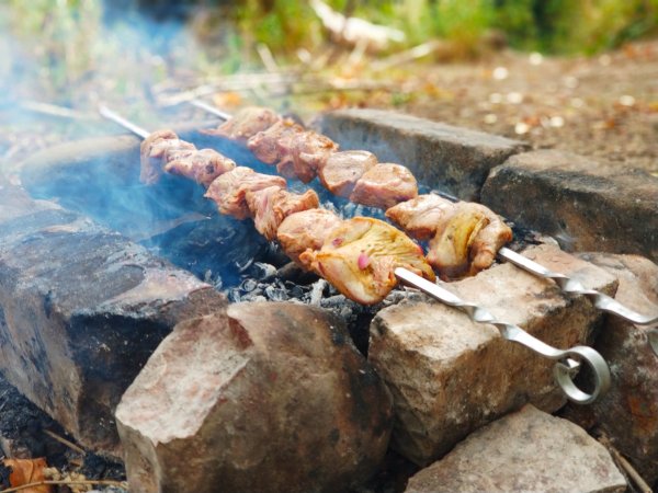 Стол на природе с шашлыками