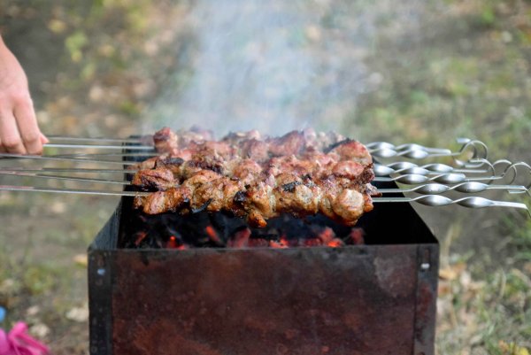 Праздничный стол с шашлыком