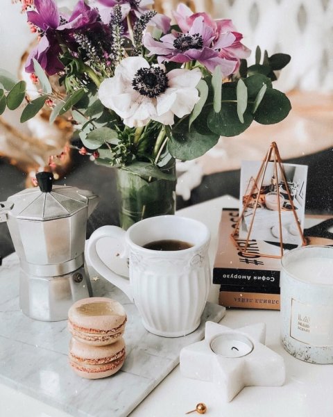 Кофе и цветы красивая композиция