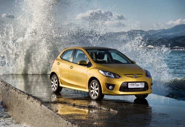 Машина на фоне природы