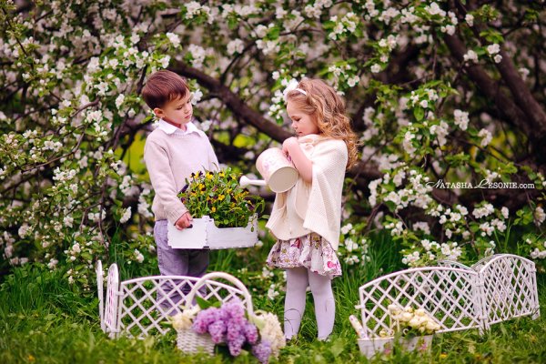 Дети в цветущем саду