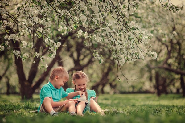 Девочка в цветущем саду