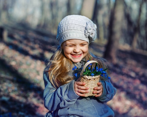 Девочка в яблоневом саду