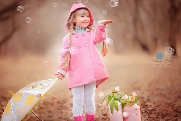 Девочка с весенними цветами