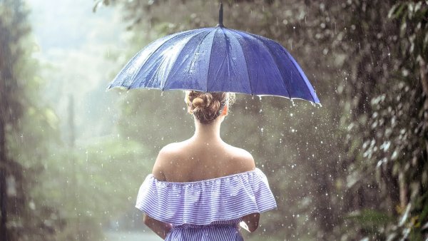 Девушка с синим зонтом