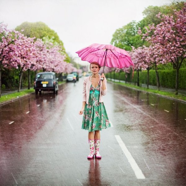 Девушка с розовым зонтиком