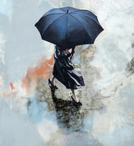 Человек в дождевике с зонтом