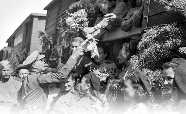 Советские солдаты в деревне 1941