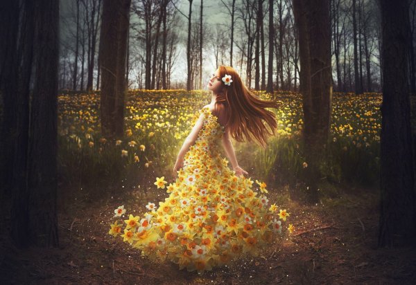 Девушка в желтом лесу
