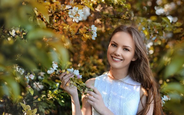 Девушка с цветущими деревьями