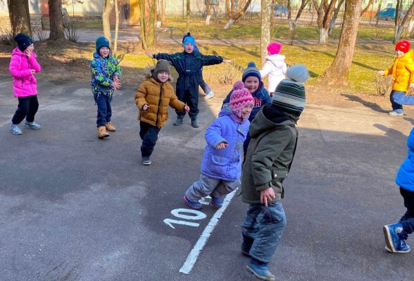 Дети на улице Весна