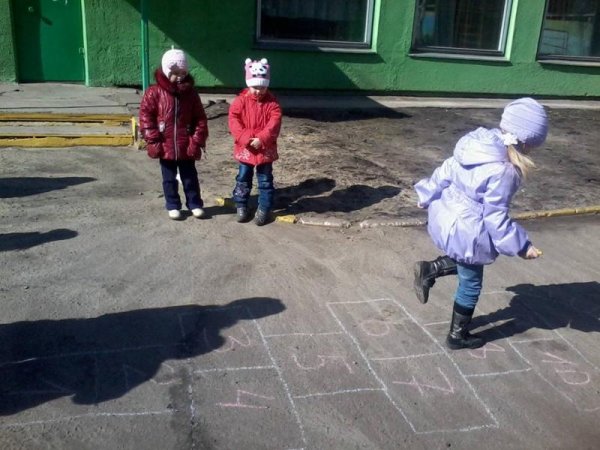 Играющие дети в парке