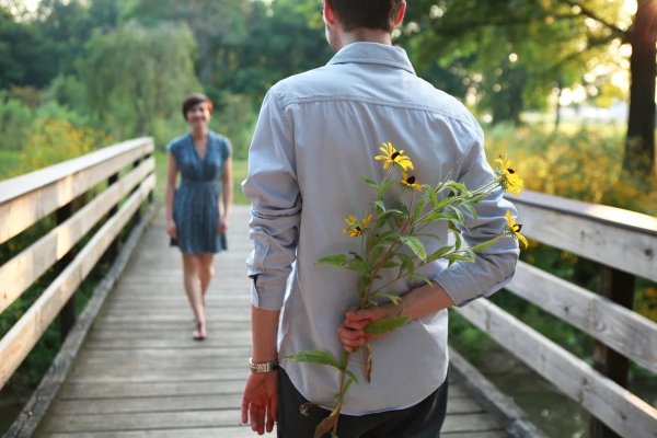 Мужчина и женщина гуляют