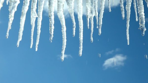 Синее небо сосулька