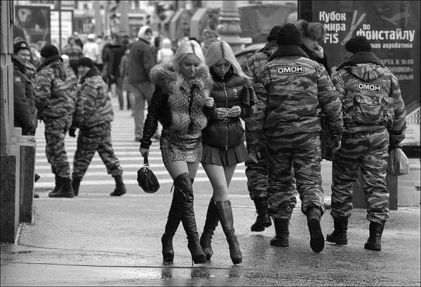 Женщина у березы