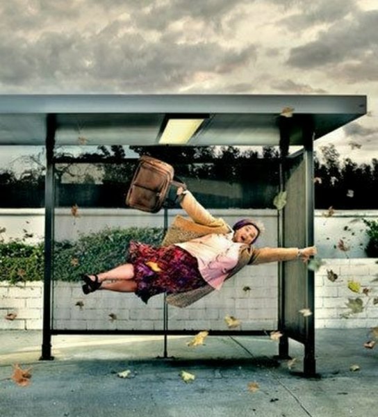 Человека уносит ветром